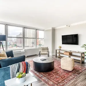 https://cozysuites-800-tower-1br-w-sky-pool-gym-809.hotels-louisville.com