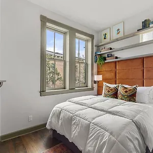 Apartment Carriage House - House On Taylor Square, Savannah
