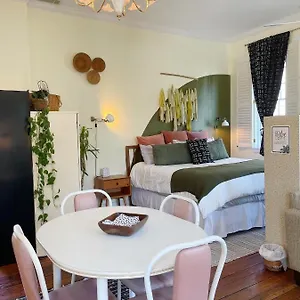 Holiday home Romantic 1885 Loft Steps From Pulaski Square, Savannah